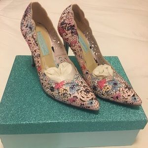 ☆ NWT ☆ Betsy Johnson Elsa Heels
